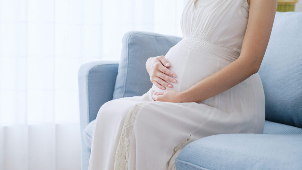 【画像】部屋でリラックスする若い妊婦